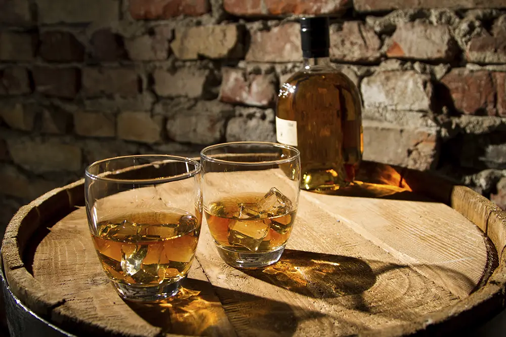 whiskey-glasses-on-barrel